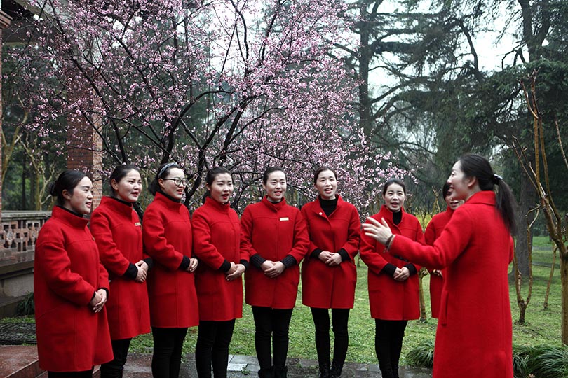 國家二級演員、揚州市文化館社會工作中心主任周倩為船娘們培訓揚州小調